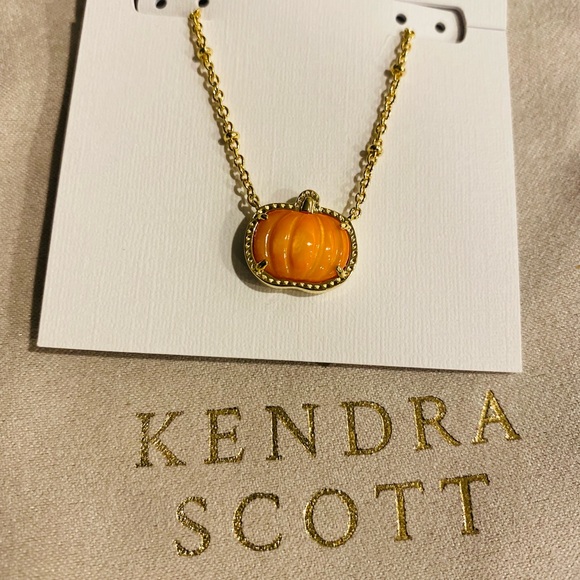 NWT Kendra Scott Pumpkin Gold Short Pendant Necklace in Orange Mother-of-Pearl - Picture 3 of 5